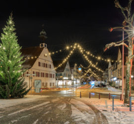 Rathaus Köngen mit Weihnachstbaurm