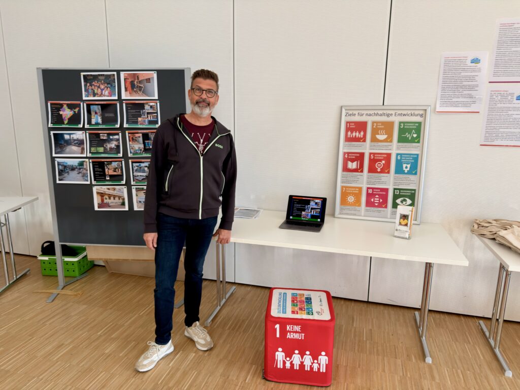 Unser Infostand im Burgforum mit einer Bilderwand