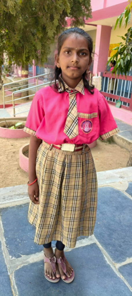 Yeswitha, ein indisches Mädchen das bei einem Unfall den linken Arm verlor