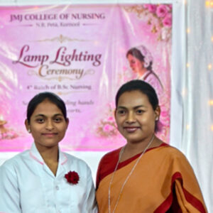 Sujitha bei der Lamp Lighting Zeremonie mit einer Schwester